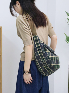 仟佰格文艺帆布包小众设计感女生斜挎包大容量半月包简约方格布包