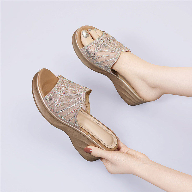 坡跟一字拖女2026新款夏季外穿时尚水钻厚底凉拖增高鞋高级感凉鞋