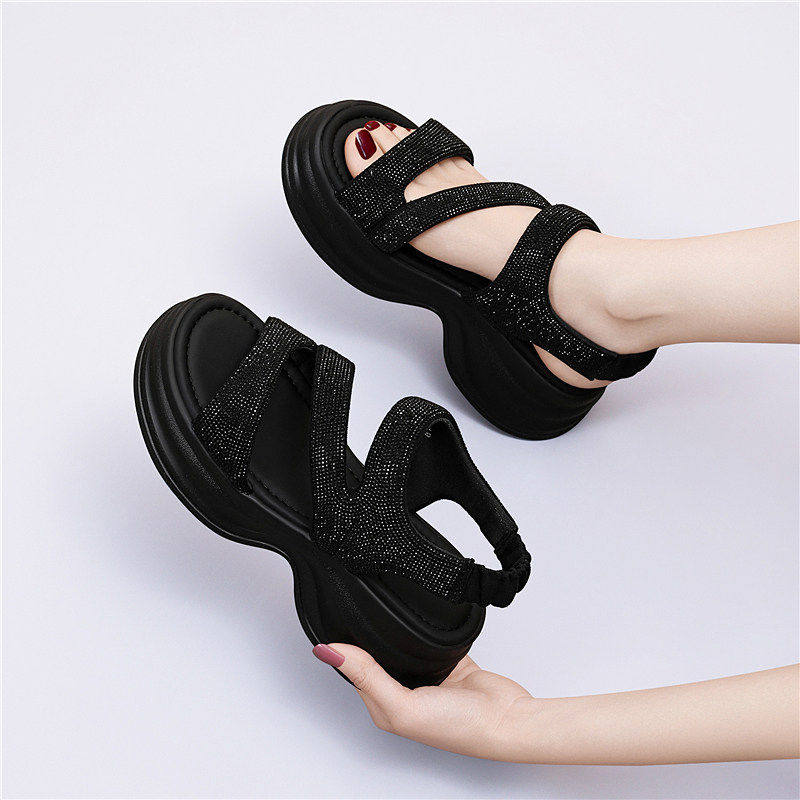 厚底小个子增高休闲凉鞋女2026新款夏季坡跟松糕鞋黑色外穿沙滩鞋