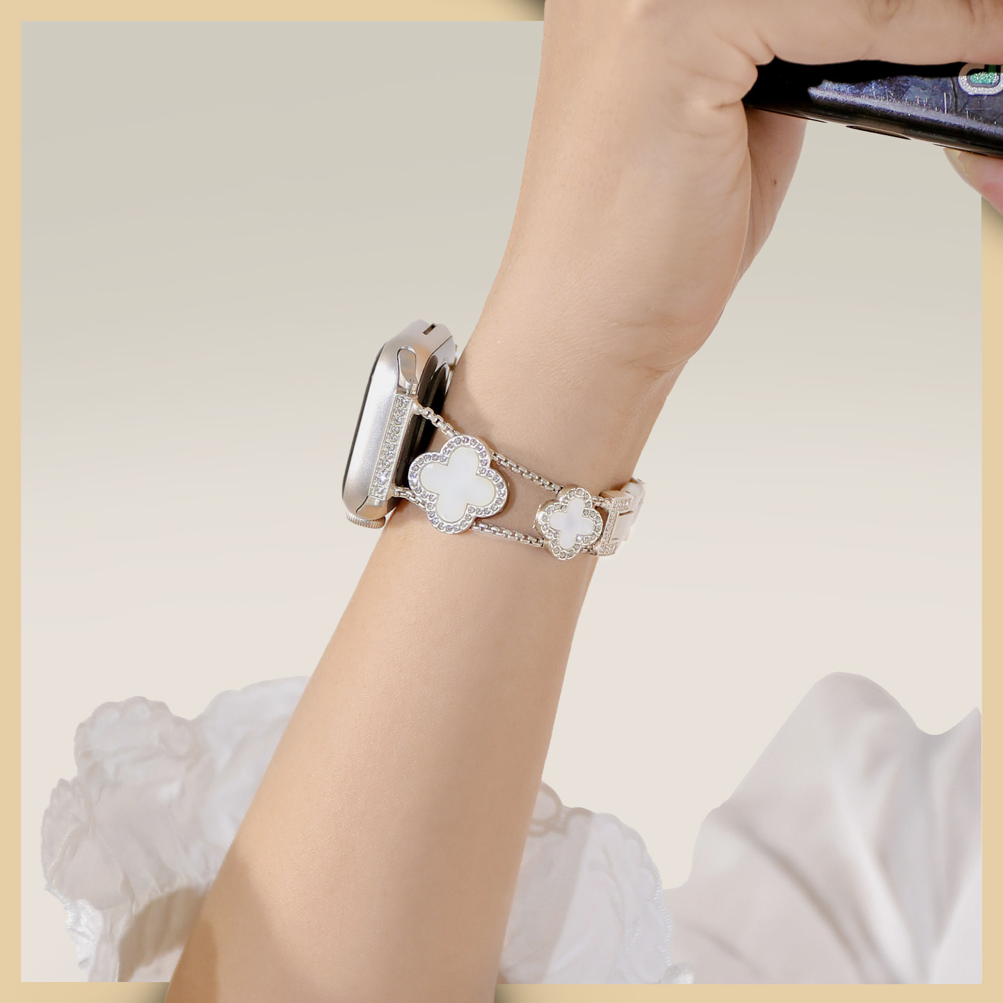适用苹果手表表带四叶草applewatch表带苹果表带iwatch手表带新款高级轻奢s10/9/8女时尚百搭创意