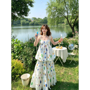 小众设计感修身显瘦吊带上衣白孔雀彩色波点童趣肌理感花苞套装女