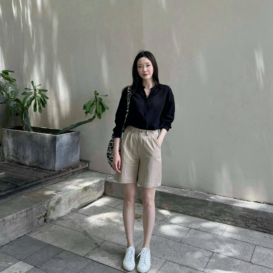 白色休闲V领棉麻长袖衬衫