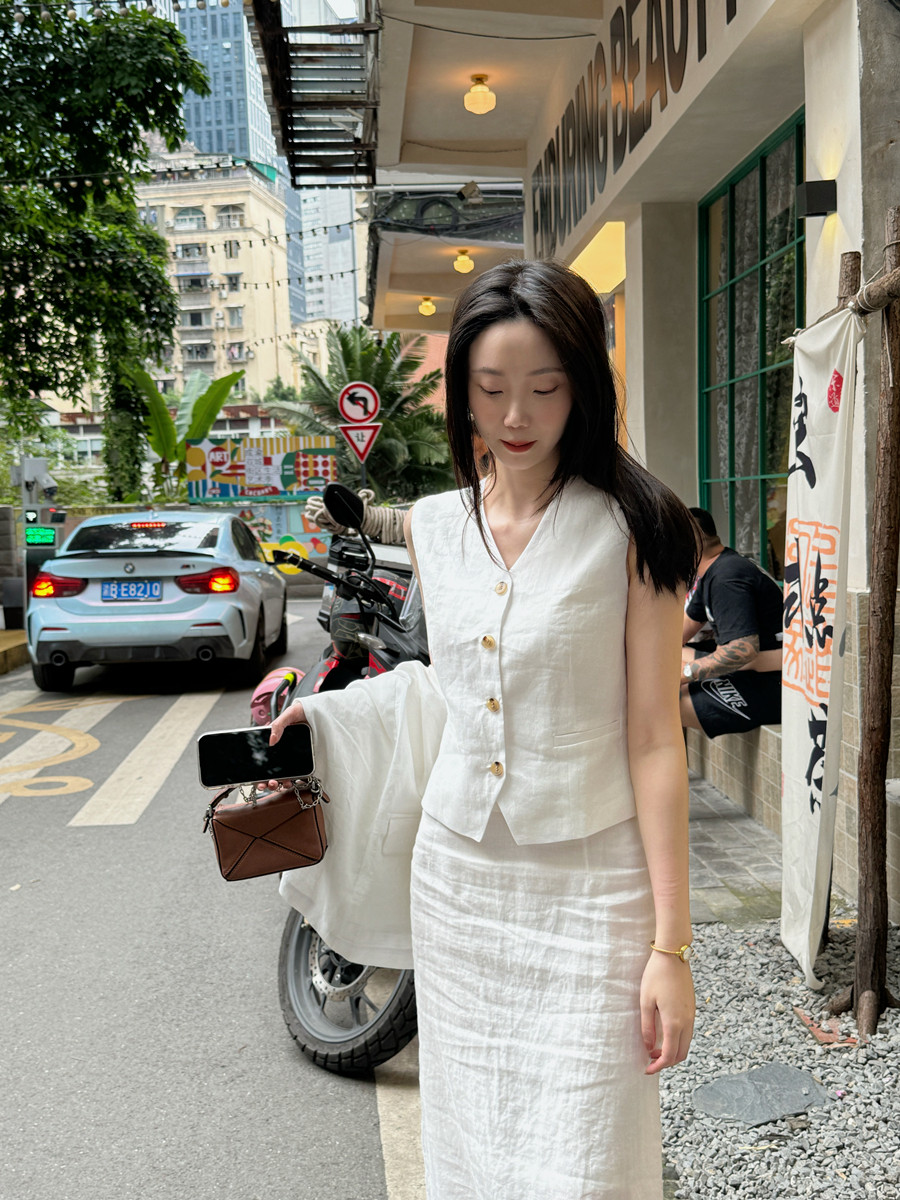 短款气质白色亚麻V领马甲