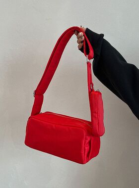 红色休闲吐司包2022新款秋冬枕头斜挎小方包女小众百搭单肩腋下包