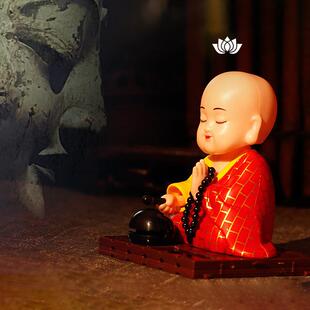 汽车摆件网红可爱摇头淡定小和尚公仔男女车载车内装饰用品太阳能