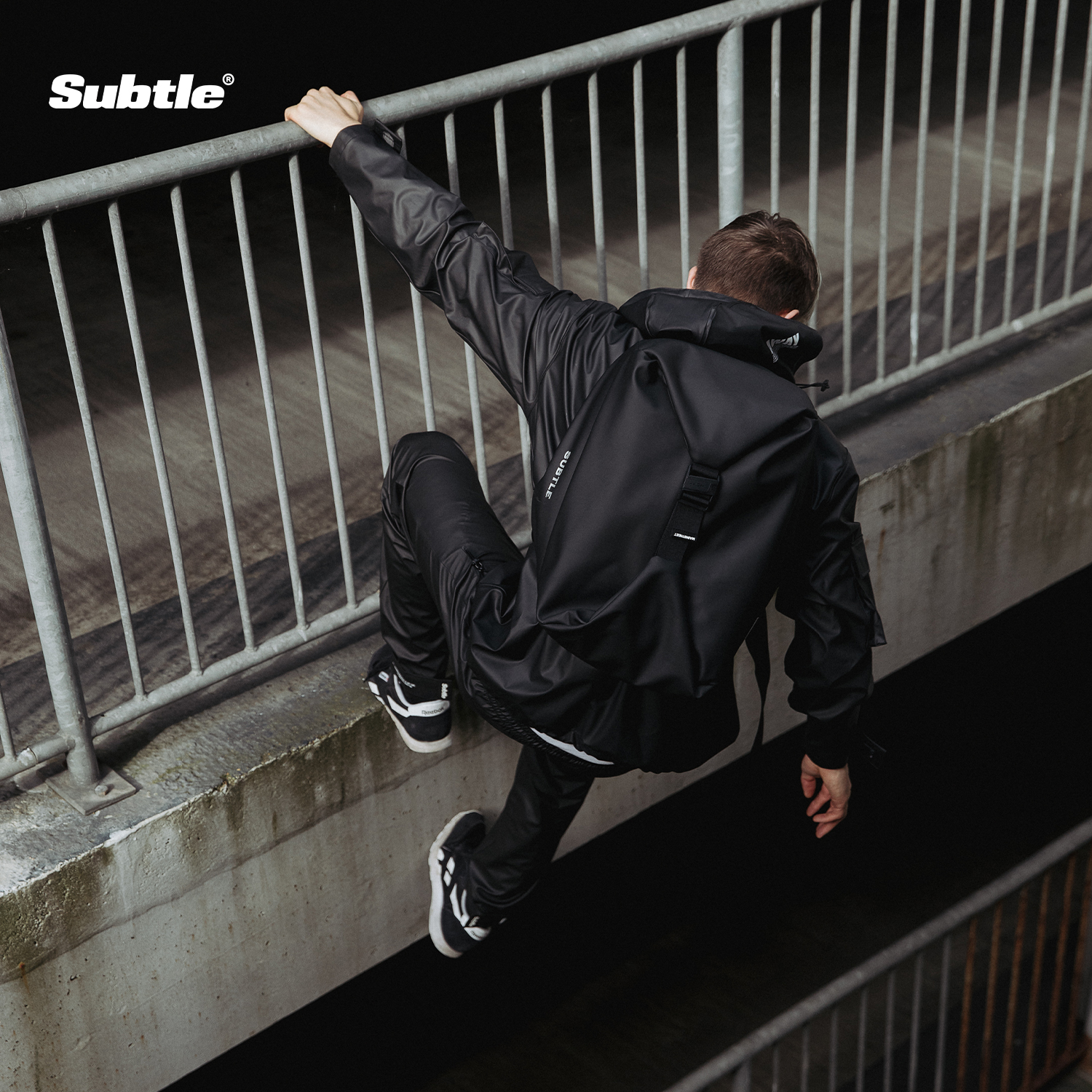 多功能防水户外双肩包