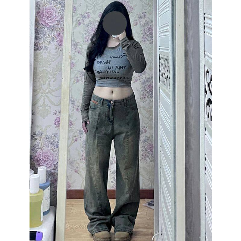 300파운드의 워싱 및 디스트레스드 레트로 블루 데님을 입고 날씬한 배 모양의 뚱뚱한 소녀는 하이웨이스트 와이드 팬츠를 입습니다