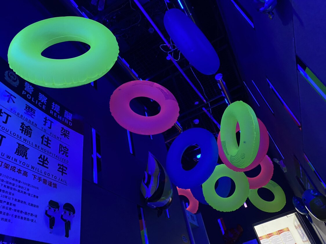 荧光三色游泳圈批发价网红拍照