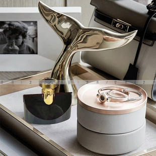 空合 样板间梳妆台桌面饰品 现代轻奢托盘首饰盒鲸鱼尾摆件组合