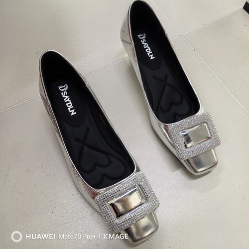 德赛帝伦德赛正品新款2026女士牛皮面方扣亮钻粗中跟方头时装单鞋