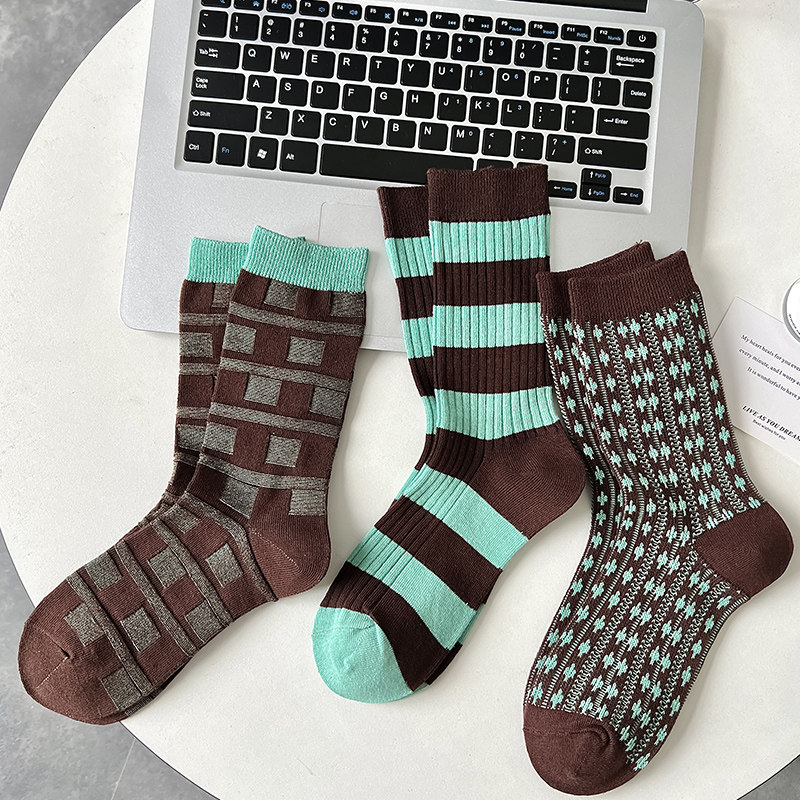 女士咖色简约风条纹中筒袜