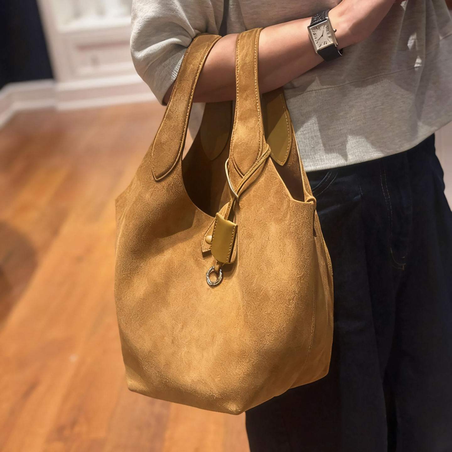 高级感复古磨砂麂皮手提包2025新款小众设计通勤水桶包菜篮子包包