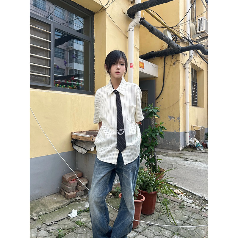 男女同款衬衫日系休闲学院风细条纹短袖衬衫自带刺绣领带宽松百搭图片