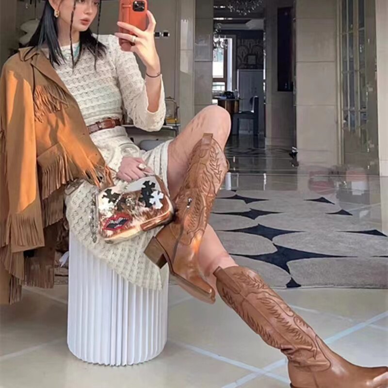 2024 봄과 가을 새로운 스타일 두꺼운 뒤꿈치 여성을위한 수 놓은 서부 카우보이 부츠 레트로 사이드 지퍼 롱 라이딩 부츠 여행 나이트 부츠