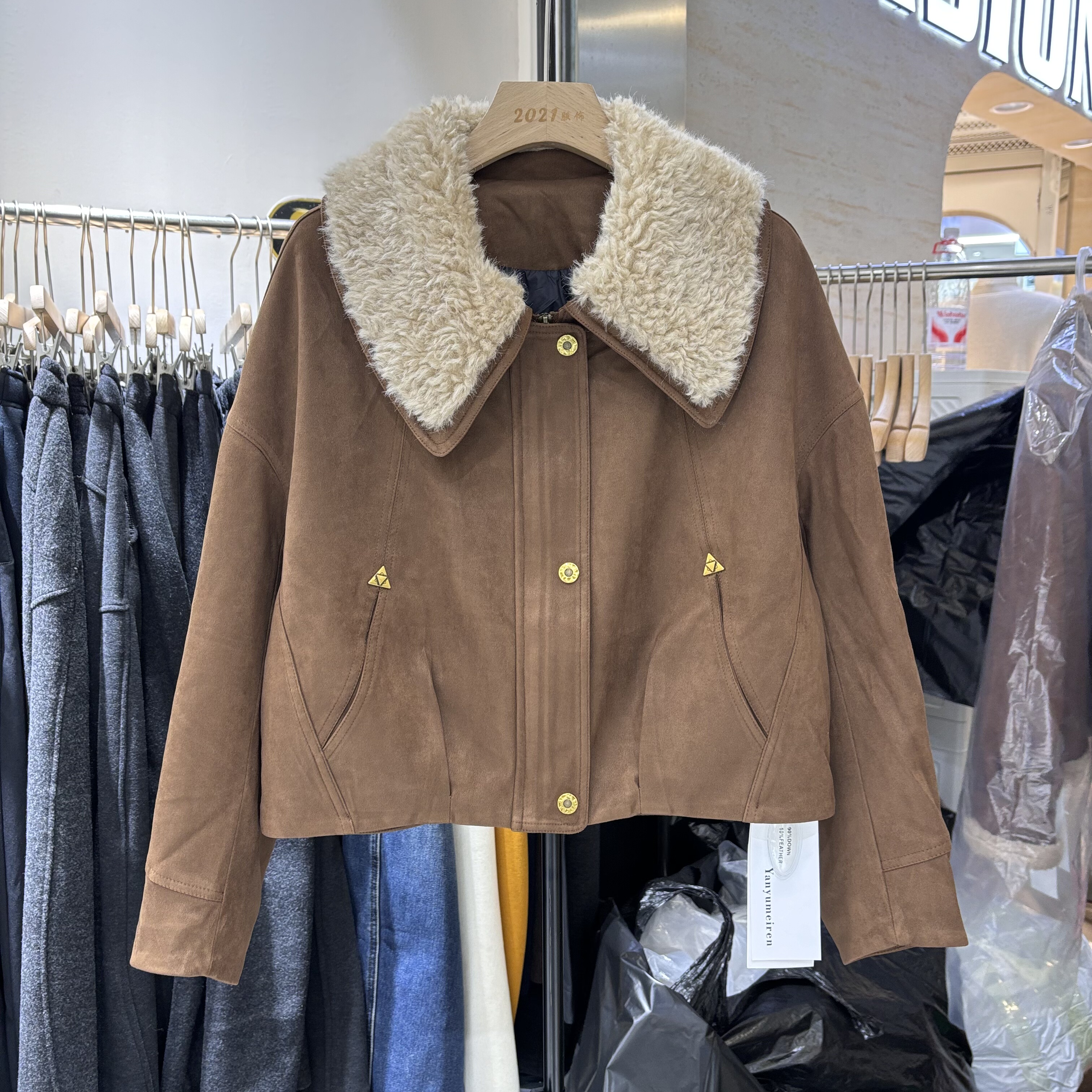 羊羔毛翻领短款麂皮绒羽绒服冬季新款高级感时尚90绒机车服外套潮