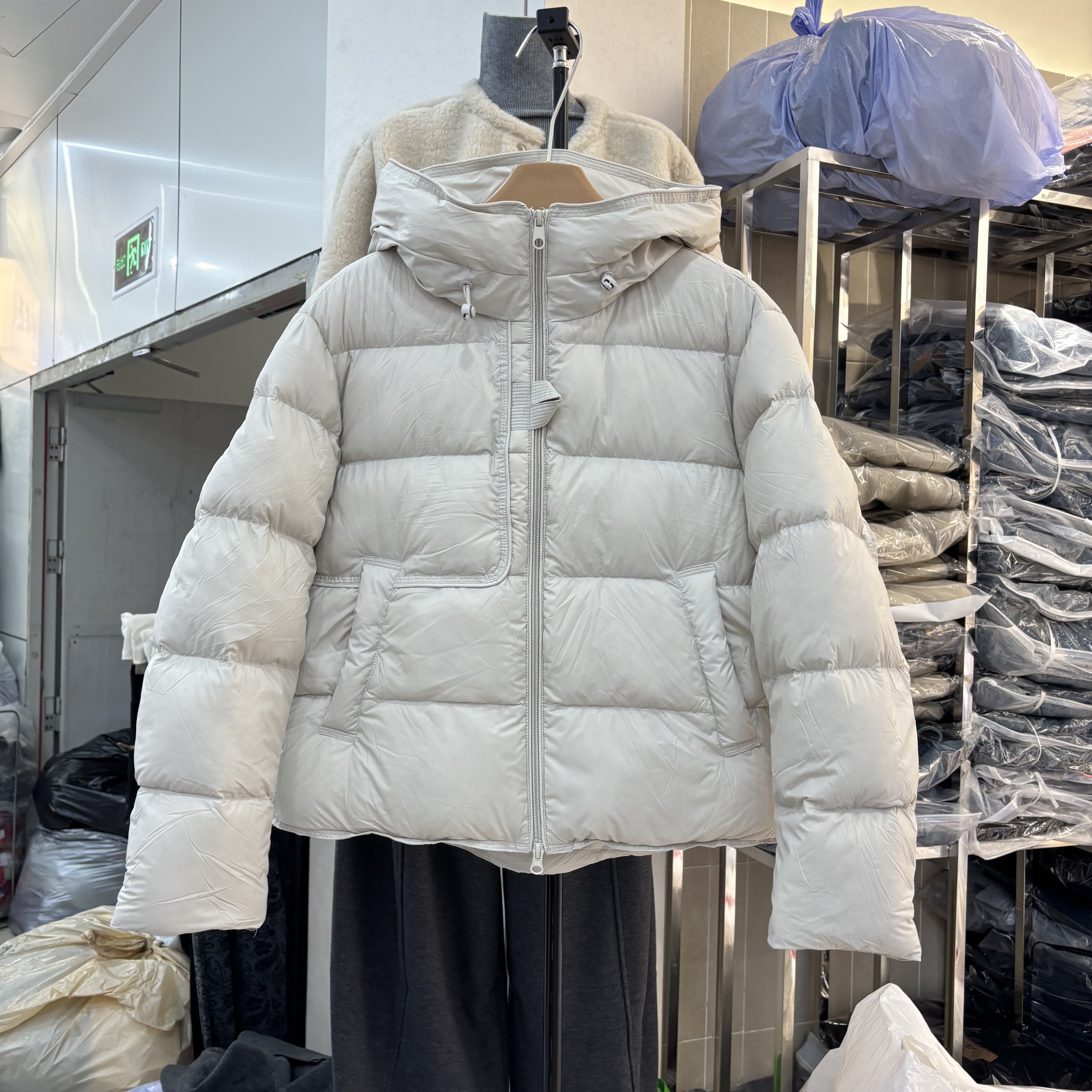 欧洲站892A23冬季25新款连帽泡芙保暖白鸭绒短款羽绒服女加厚外套