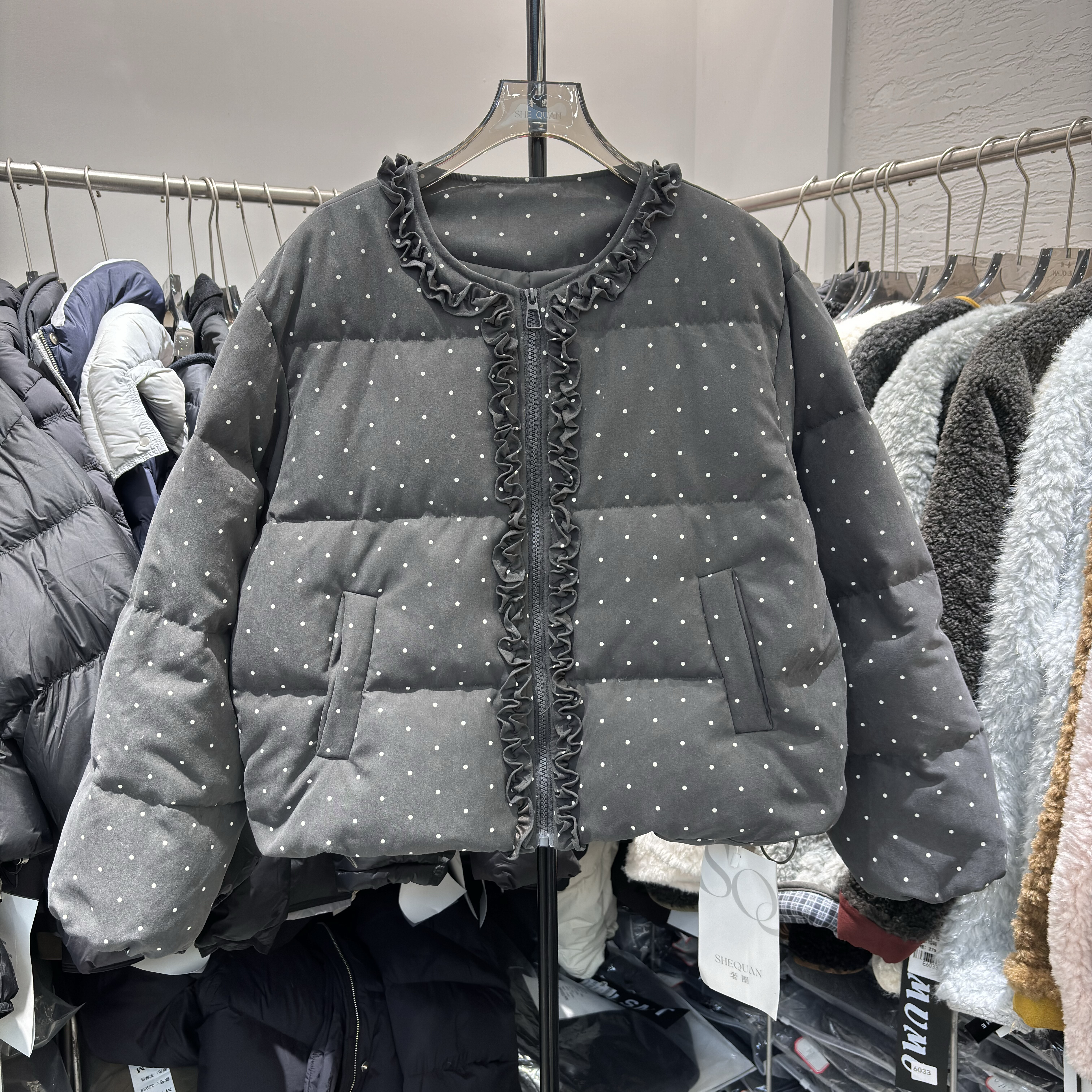 欧货波点木耳边羽绒服短外套女冬季2025新款保暖白鸭绒面包服上衣