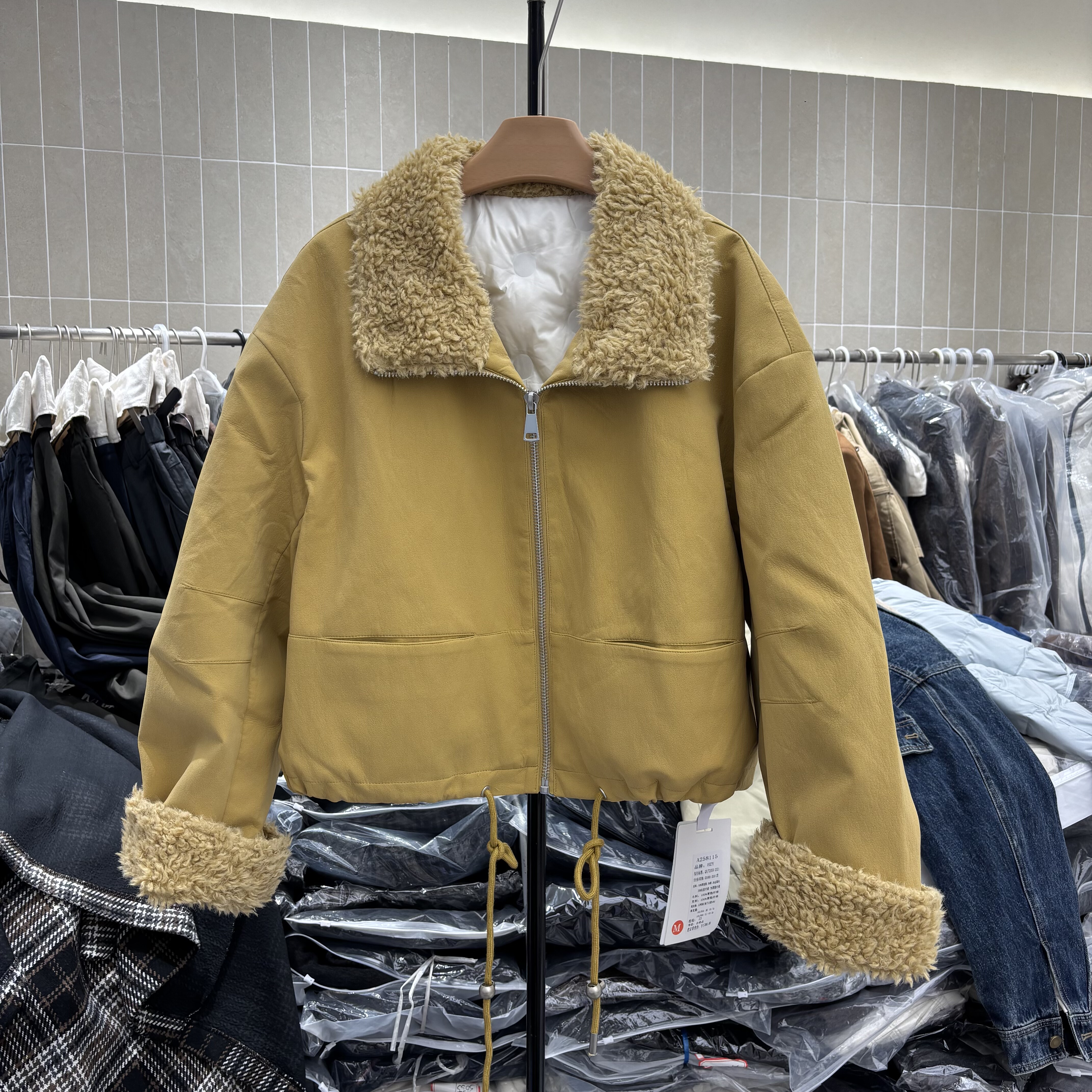 羊羔毛翻领皮衣羽绒服女2025冬季新款短款内胆加白鸭绒派克服8115