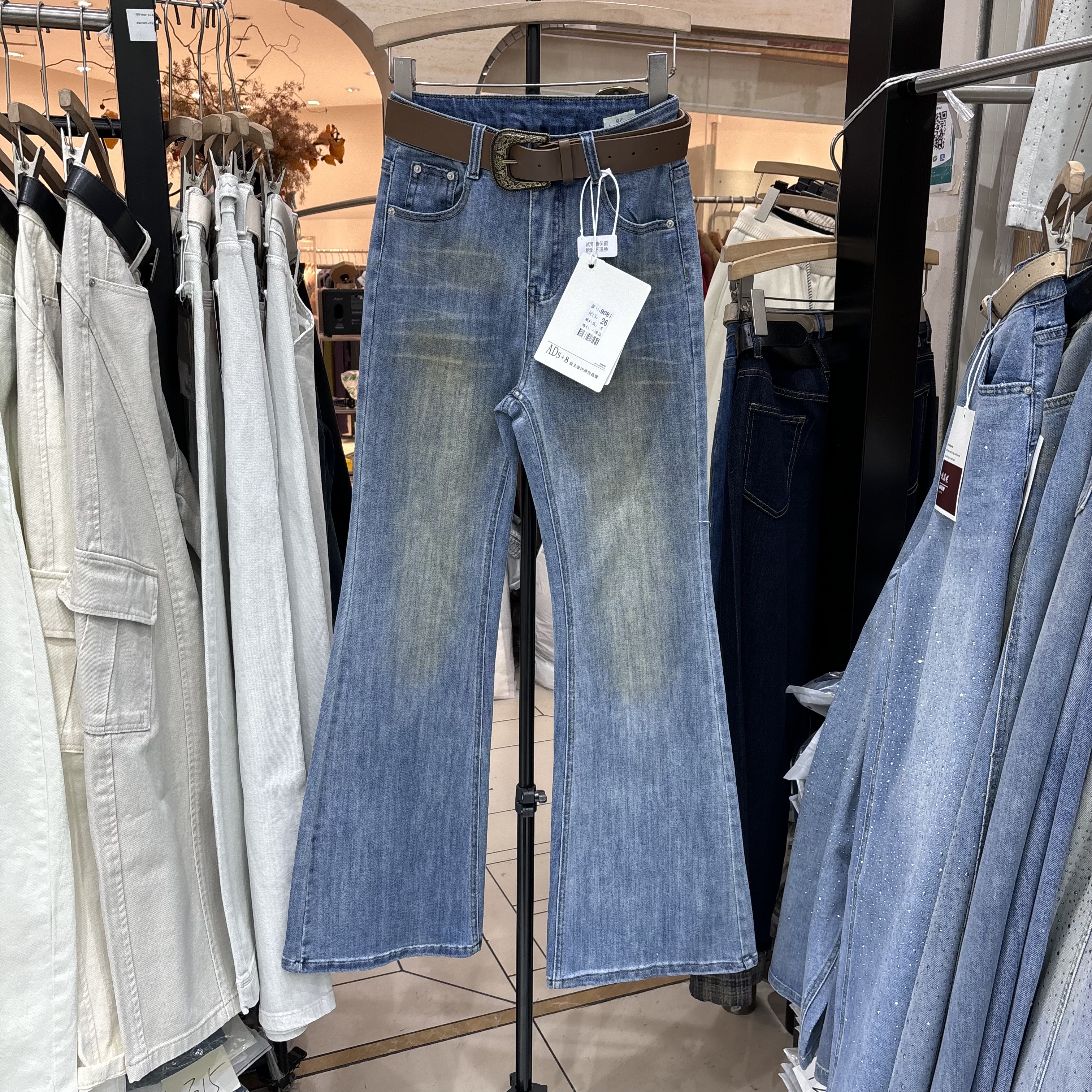 2026早春新款韩版高腰显瘦微喇牛仔裤女百搭喇叭裤长裤子潮9081