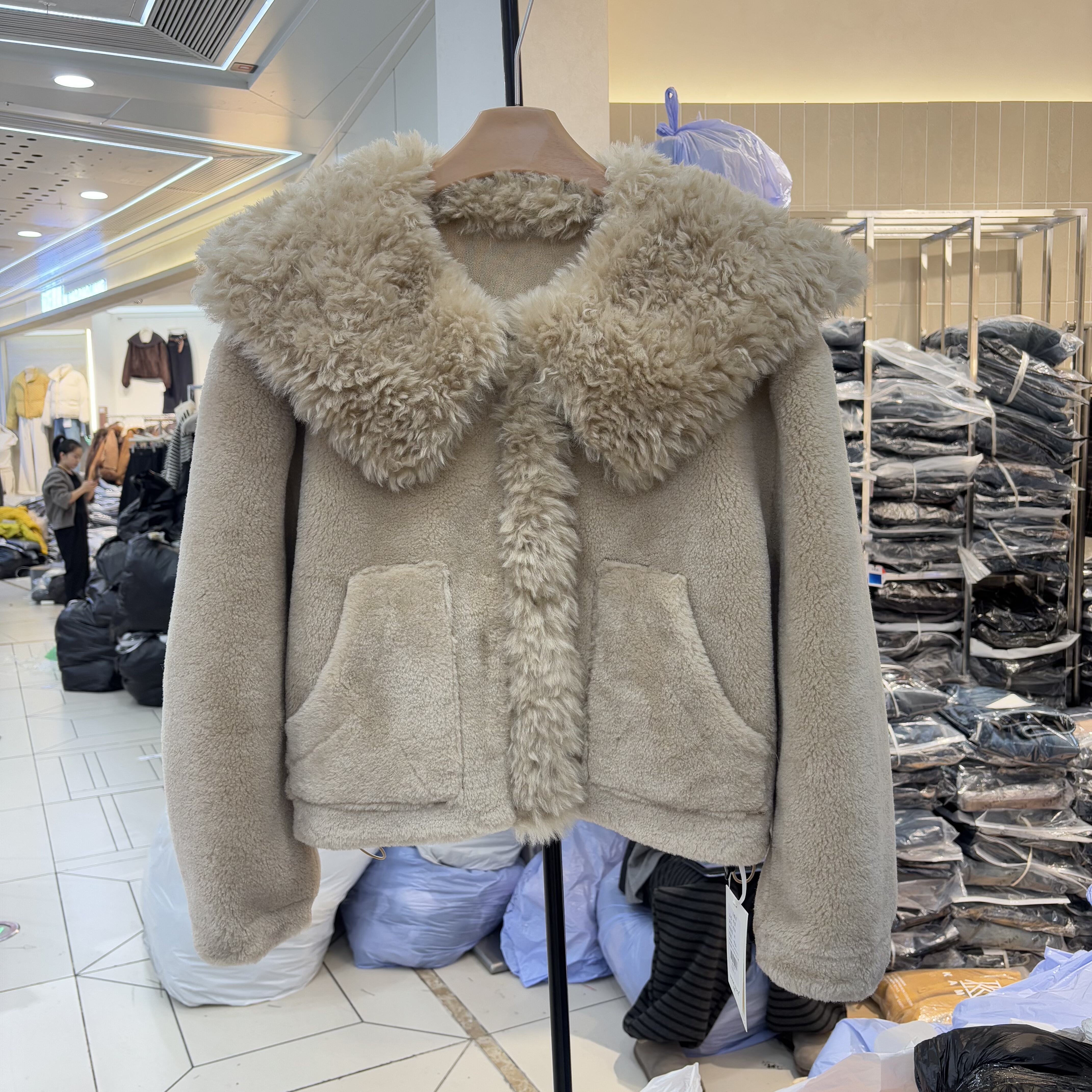 MQ麦琪2025冬新款韩版时尚百搭宽松显瘦毛毛翻领皮毛一体外套女