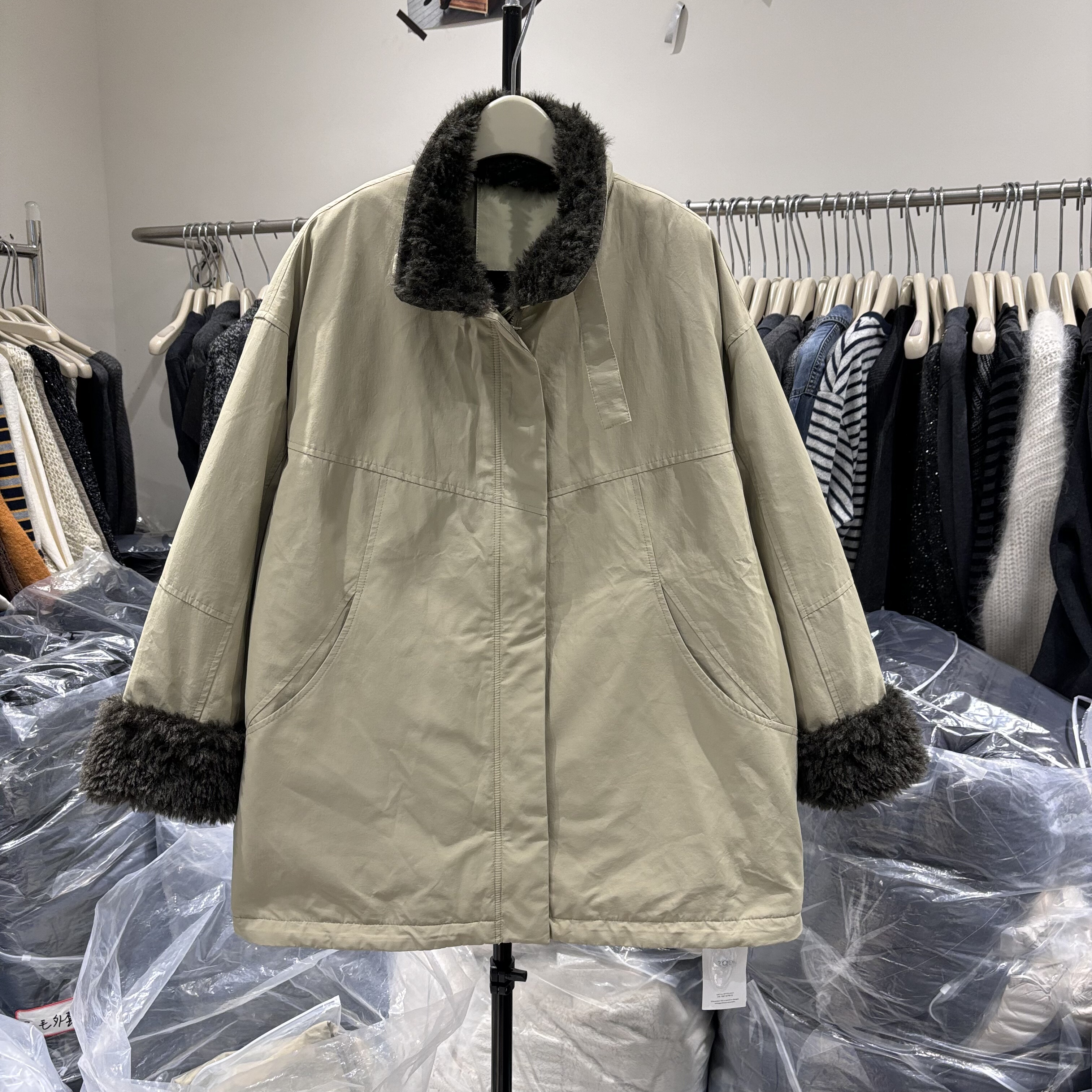 韩版2025冬保暖外套新款羊羔毛领工装风拼接撞色羽绒服高级感上衣