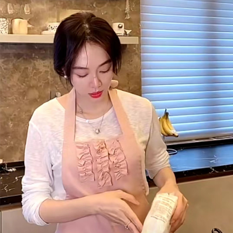 明星粉色同款时尚荷叶边围裙防水耐脏厨房烘焙家用美甲挂脖工作服