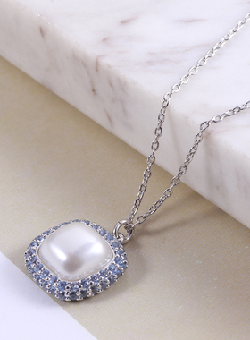 女方形珍珠镶嵌蓝色锆石项链
