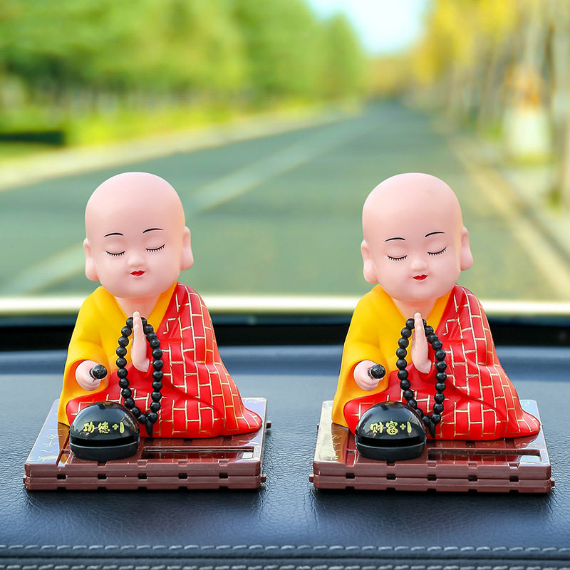汽车摆件袈裟和尚汽车摆件太阳能自动点头敲木鱼袈裟车内解压公仔
