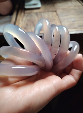 51-52圈口天然原色无烧无染色玉髓手镯烟紫色玉镯