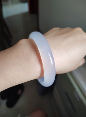 57-58圈口天然玛瑙玉髓原色无烧无染色马料高冰种强荧光手镯