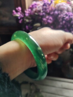 56-57圈口天然岫玉手镯啤酒绿色暴风雪意境手镯深绿冰种