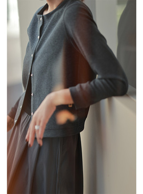 ise“基础之上”系列针织圆领经典款百搭深灰色纽扣开衫K2530205