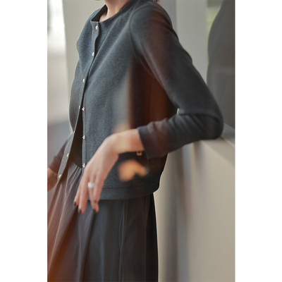 ise“基础之上”系列针织圆领经典款百搭深灰色纽扣开衫K2530205