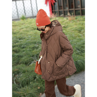 ise“复古巴恩风”连帽菱形格绗缝中长款保暖休闲羽绒服P2541236