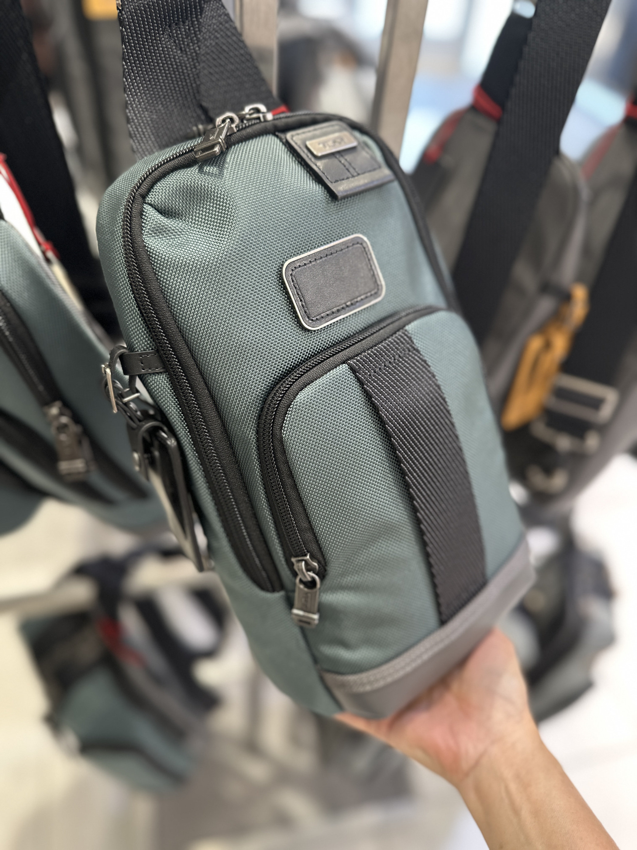 新款现货TUMI 途明弹道尼龙男士胸包Fife轻便帅气尺寸30x16x9厘米
