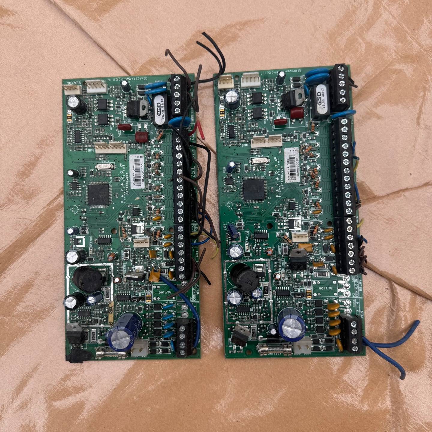 询价购-加拿大枫叶16防区有线报警主机sP6000，