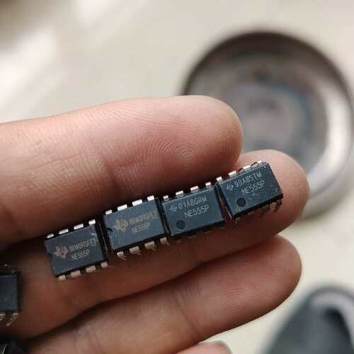 议价~NE555P运放芯片，DIP8封装，实物拍摄。芯片脚位完整，~可维