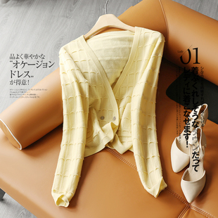 慵懒精致 V领针织开衫 全羊毛 水钻两粒扣 立体格纹纱线 随性优雅