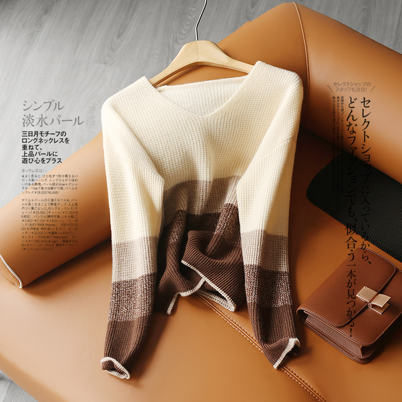 美貌轻奢 质感出众 含羊绒面料 撞色拼接V领套头长袖针织衫女宽松