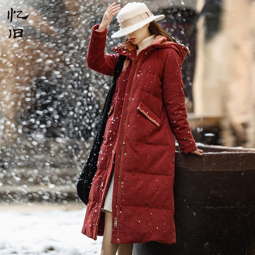 红色灯芯绒连帽羽绒服女冬季长款