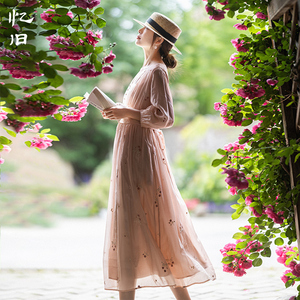 现货【花廊姑娘】复古V领连衣裙女夏季天丝绣花粉色收腰碎褶长裙