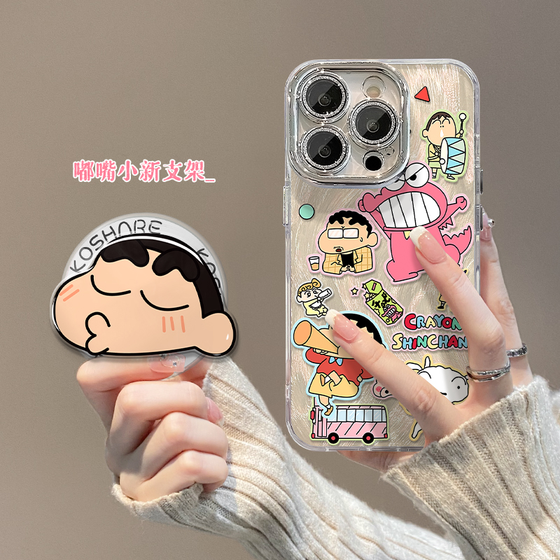 适用苹果16promax手机壳新女款iphone15/14plus可爱嘟嘴小新磁吸支架13/12全包防摔11自带镜头膜羽纱保护软套