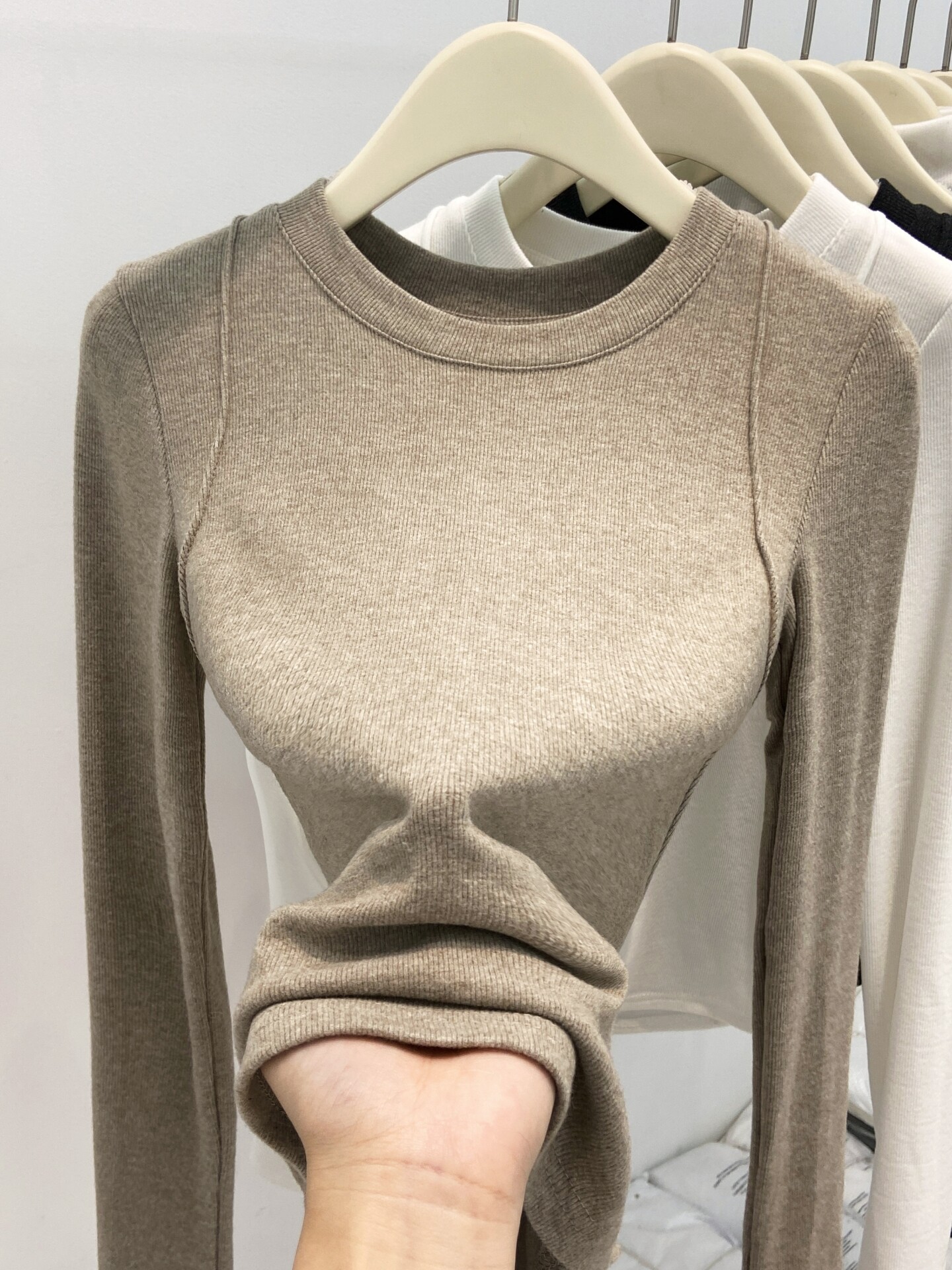 加绒磨毛圆领长袖t恤女秋冬季设计感修身显瘦内搭打底衫正肩上衣