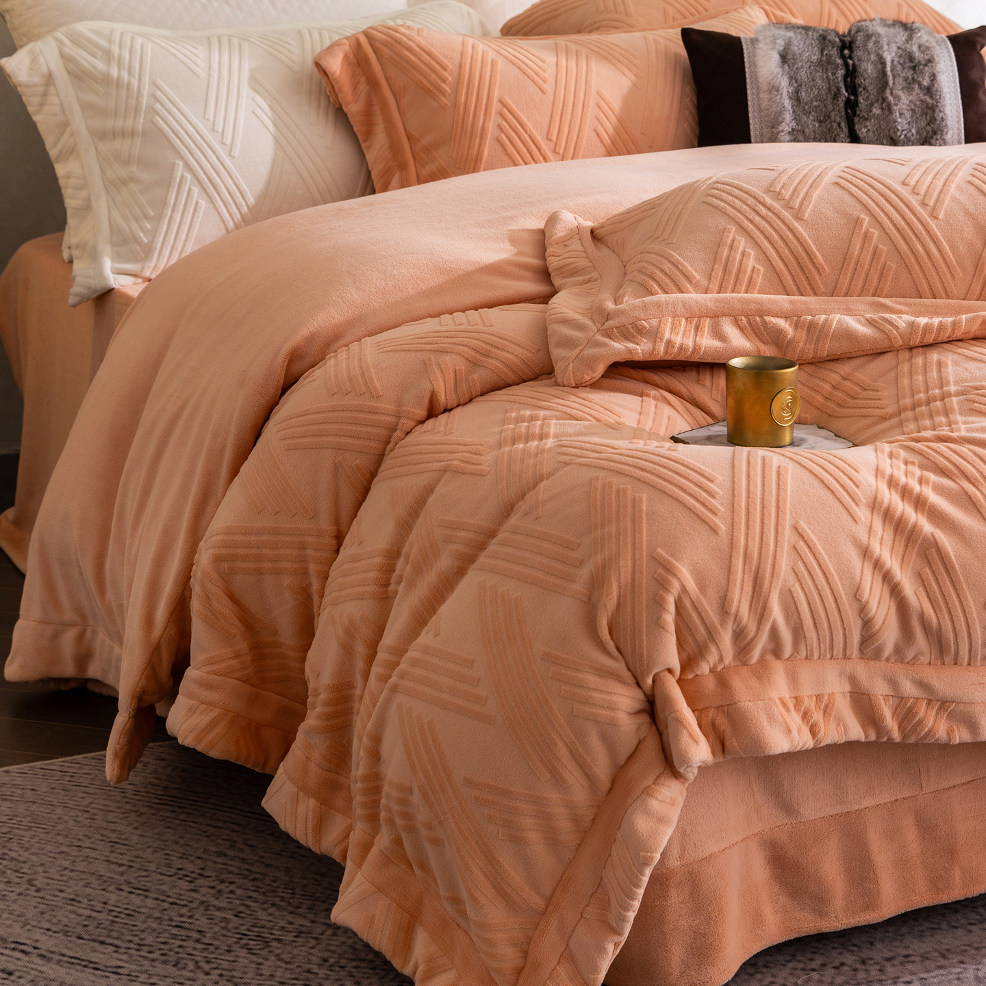 A冬季轻奢雕花牛奶绒四件套条纹