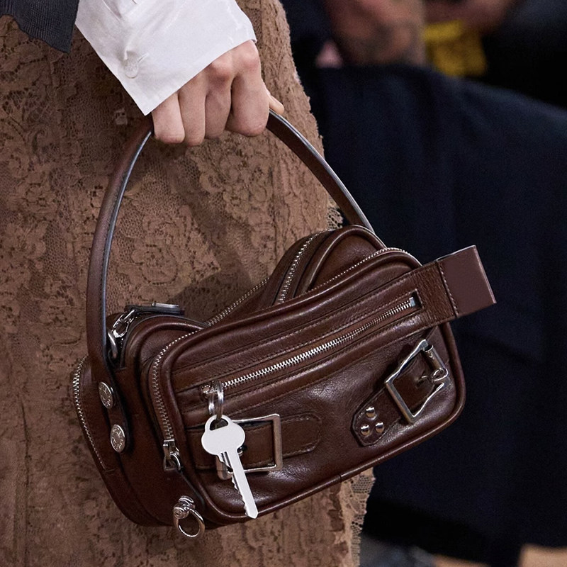 2025新款复古机车包时尚手提包多拉链金属扣装饰单肩包百搭女包潮