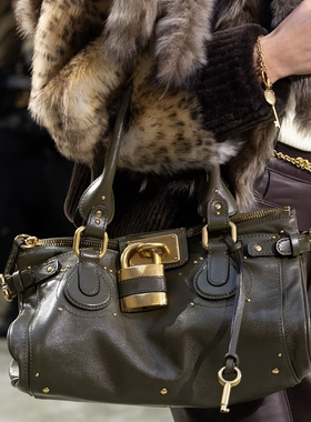 2025秋冬新款复古百搭锁头包铆钉枕头包千禧年手提包通勤女包包潮