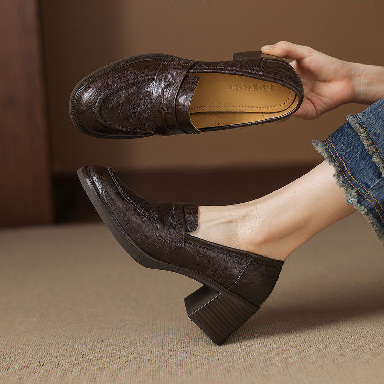 圆头粗跟橡胶胶粘工艺头层猪皮深口单鞋