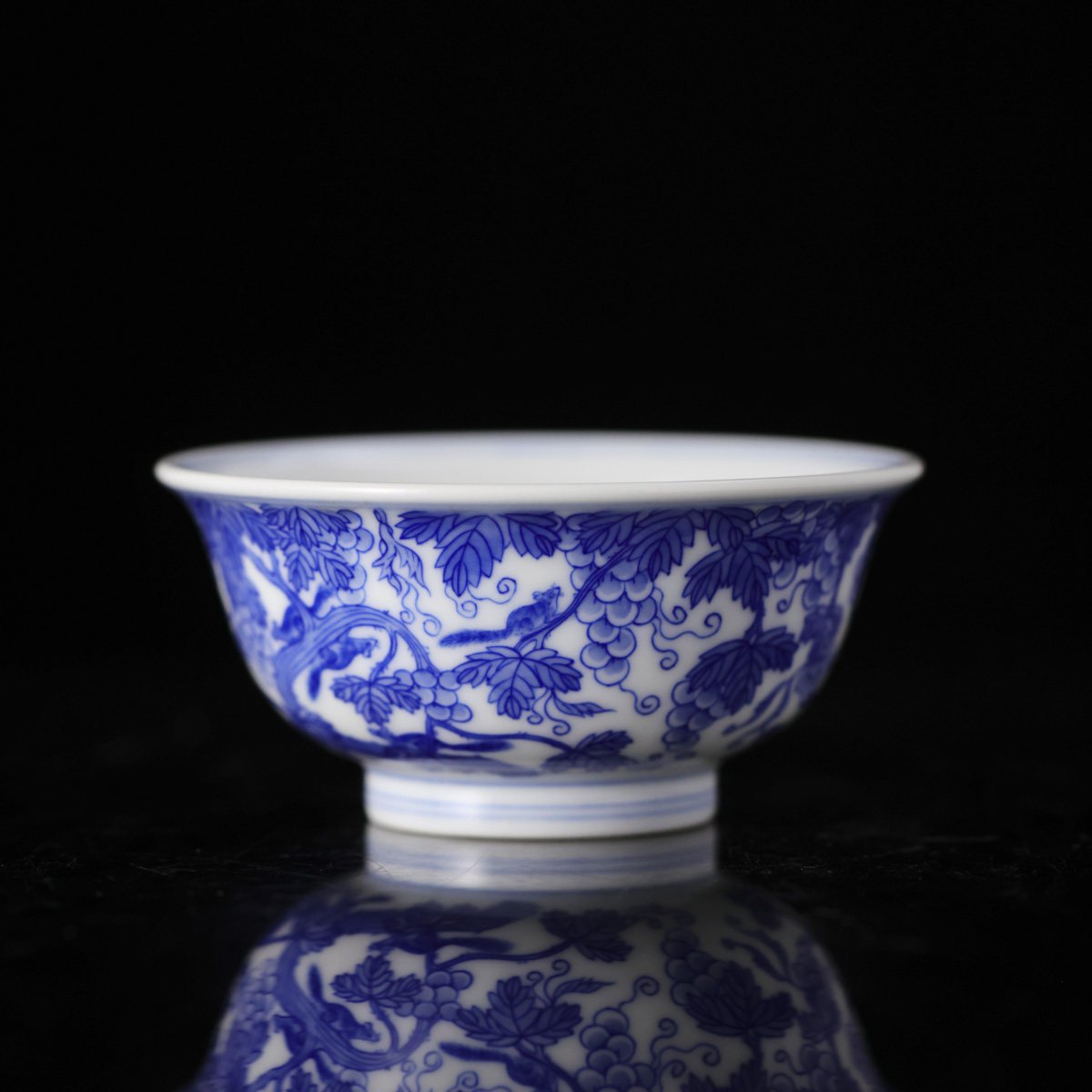 春风祥玉--青花松鼠葡萄品杯茶杯