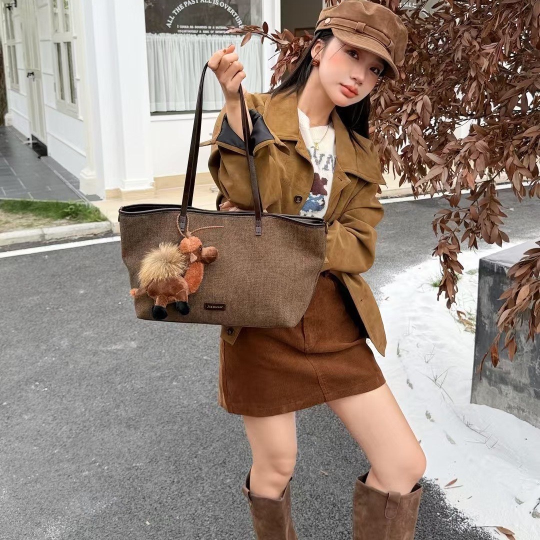 撞色通勤新款拼接骆驼挂饰复古女时尚百搭休闲耐磨腋下单肩托特包