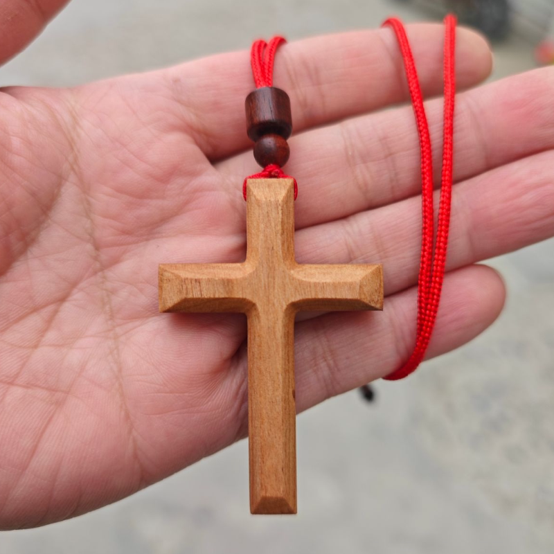 红绳修边桃木质十字架项链女男长款毛衣链简约吊坠平安情侣挂件